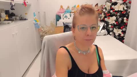 Snapshot of prettyblackeyes chatting on 18, 12, 2024 wilma online show from 18, 12, 2024
