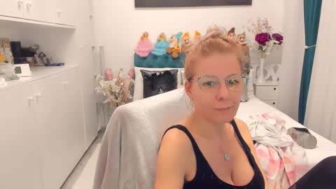 Snapshot of prettyblackeyes chatting on 29, 1, 2025 wilma online show from 29, 1, 2025