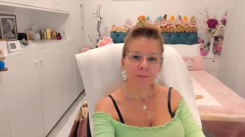 Snapshot of prettyblackeyes chatting on 27, 10, 2025 wilma online show from 27, 10, 2025