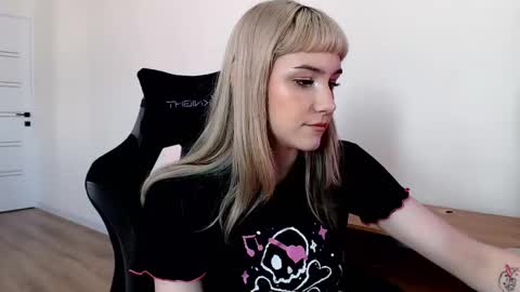 Snapshot of princessshy___ chatting on 21, 2, 2025 18 y.o online show from 21, 2, 2025