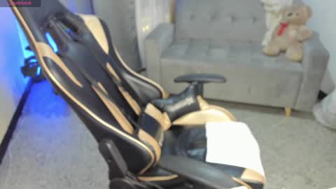    INDEPENDENT MODEL online show from 18, 1, 2025