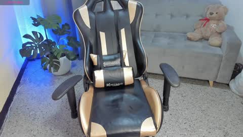    INDEPENDENT MODEL online show from 22, 1, 2025