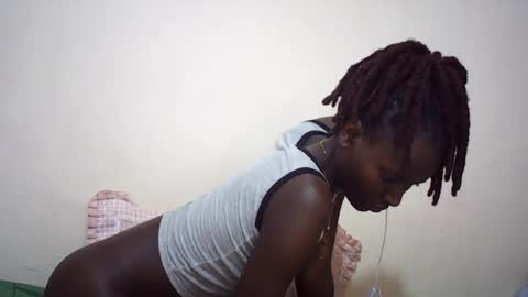 Snapshot of queen_0012 chatting on 26, 7, 2026 asher online show from 26, 7, 2026