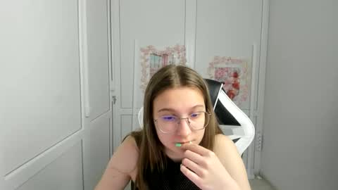 Snapshot of queen_amelie chatting on 6, 6, 2026 Amelie online show from 6, 6, 2026