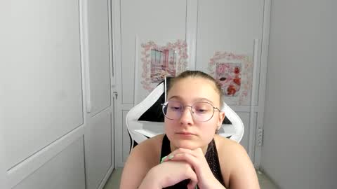 Snapshot of queen_amelie chatting on 7, 6, 2026 Amelie online show from 7, 6, 2026