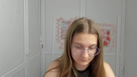 Snapshot of queen_amelie chatting on 13, 6, 2026 Amelie online show from 13, 6, 2026