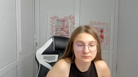 Snapshot of queen_amelie chatting on 18, 6, 2026 Amelie online show from 18, 6, 2026