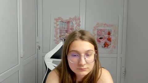 Snapshot of queen_amelie chatting on 18, 6, 2026 Amelie online show from 18, 6, 2026