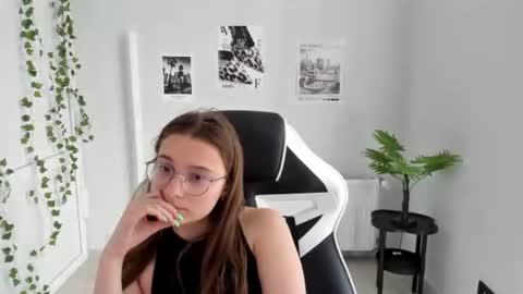 Snapshot of queen_amelie chatting on 19, 6, 2026 Amelie online show from 19, 6, 2026
