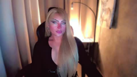 Snapshot of queenarthalia chatting on 4, 1, 2025 ARTHA online show from 4, 1, 2025