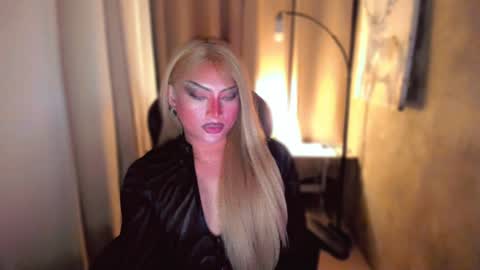 Snapshot of queenarthalia chatting on 6, 1, 2025 ARTHA online show from 6, 1, 2025