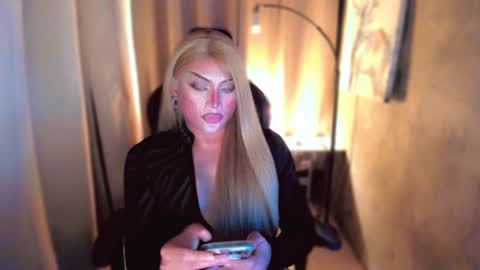 Snapshot of queenarthalia chatting on 11, 1, 2025 ARTHA online show from 11, 1, 2025