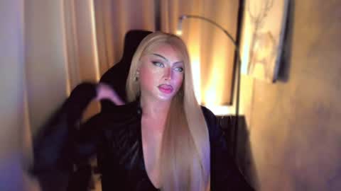 Snapshot of queenarthalia chatting on 22, 1, 2025 ARTHA online show from 22, 1, 2025