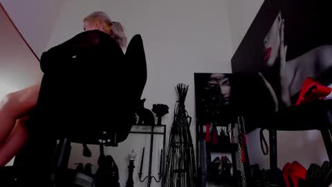 Misscatsnow online show from 4, 2, 2026