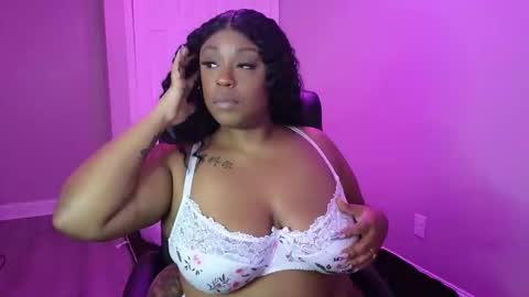 Snapshot of queencroze chatting on 13, 1, 2026 Queen Cherise Roze online show from 13, 1, 2026