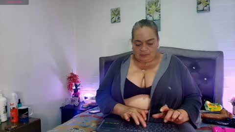 Snapshot of queenmature chatting on 10, 5, 2026 VickyBoobss online show from 10, 5, 2026