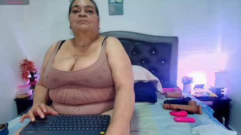 Snapshot of queenmature chatting on 12, 5, 2026 VickyBoobss online show from 12, 5, 2026