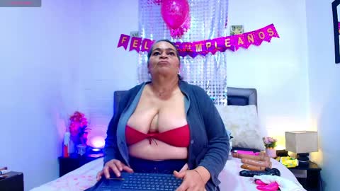 Snapshot of queenmature chatting on 16, 5, 2026 VickyBoobss online show from 16, 5, 2026