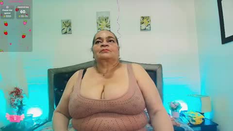 Snapshot of queenmature chatting on 20, 5, 2026 VickyBoobss online show from 20, 5, 2026