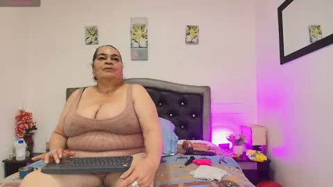 Snapshot of queenmature chatting on 31, 5, 2026 VickyBoobss online show from 31, 5, 2026