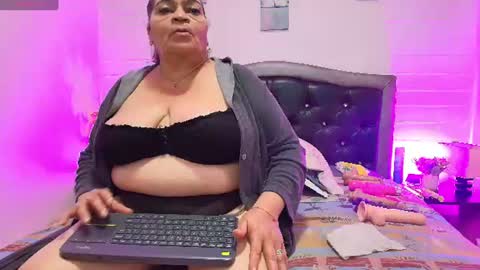 Snapshot of queenmature chatting on 25, 6, 2026 VickyBoobss online show from 25, 6, 2026