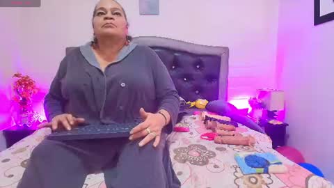 Snapshot of queenmature chatting on 24, 7, 2026 VickyBoobss online show from 24, 7, 2026