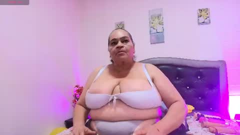 Snapshot of queenmature chatting on 30, 7, 2026 VickyBoobss online show from 30, 7, 2026