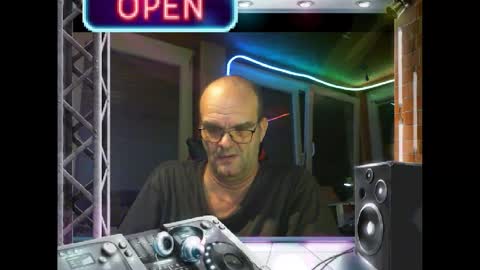 Snapshot of r_2d2_ chatting on 4, 1, 2025 dj mike online show from 4, 1, 2025