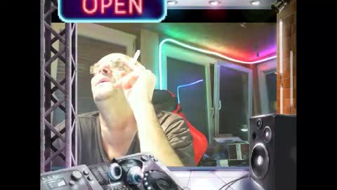 Snapshot of r_2d2_ chatting on 10, 1, 2025 dj mike online show from 10, 1, 2025