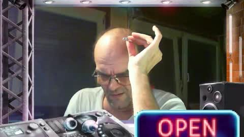 Snapshot of r_2d2_ chatting on 2, 2, 2025 dj mike online show from 2, 2, 2025
