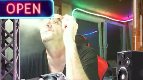 Snapshot of r_2d2_ chatting on 14, 2, 2025 dj mike online show from 14, 2, 2025