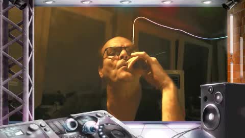 Snapshot of r_2d2_ chatting on 15, 11, 2025 dj mike online show from 15, 11, 2025