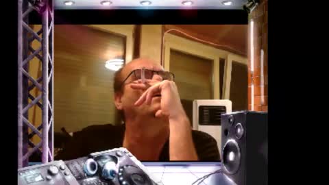 Snapshot of r_2d2_ chatting on 17, 11, 2025 dj mike online show from 17, 11, 2025