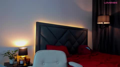 Snapshot of r_a_v_e_n chatting on 5, 3, 2025 online show from 5, 3, 2025