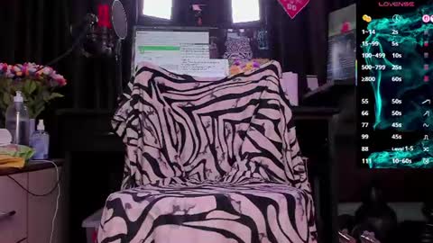 Snapshot of raissa_sky26 chatting on 25, 6, 2026 Laura online show from 25, 6, 2026