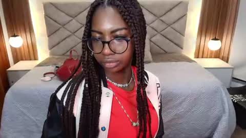 Snapshot of raqueljones_ chatting on 4, 8, 2026 Raquel online show from 4, 8, 2026