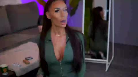 Snapshot of raquellevon chatting on 22, 12, 2025 Raquelle online show from 22, 12, 2025