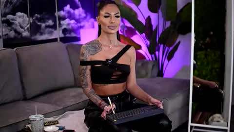 Snapshot of raquellevon chatting on 9, 3, 2026 Raquelle online show from 9, 3, 2026