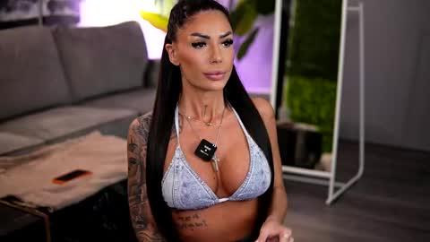 Snapshot of raquellevon chatting on 9, 4, 2026 Raquelle online show from 9, 4, 2026