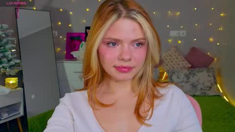 Snapshot of red__candy chatting on 15, 12, 2025 red__candy online show from 15, 12, 2025