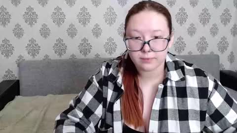 Snapshot of redchloee chatting on 12, 10, 2025 Chloe online show from 12, 10, 2025