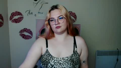 Snapshot of redhotqueen1 chatting on 24, 6, 2026 Rina online show from 24, 6, 2026