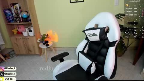 Lu Independiet model online show from 14, 2, 2025