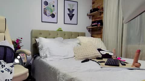 Yanella online show from 14, 2, 2025