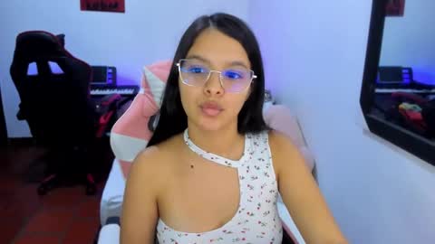 Snapshot of room_kitty chatting on 24, 11, 2025 MIA AND PAUL online show from 24, 11, 2025