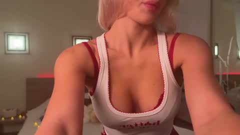 Snapshot of roselyn_rose chatting on 19, 10, 2025 Roselyn  online show from 19, 10, 2025
