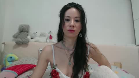 Snapshot of roselynsun chatting on 3, 2, 2025 Rose online show from 3, 2, 2025