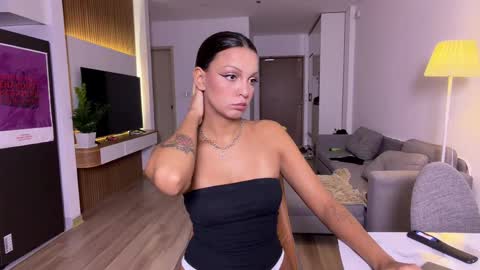 Roshelle online show from 9, 5, 2026