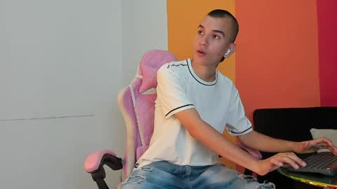 Snapshot of rowancley chatting on 28, 4, 2026 Rowan online show from 28, 4, 2026