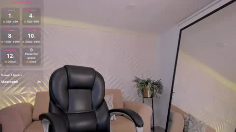 Roxanne Hill  online show from 31, 5, 2026